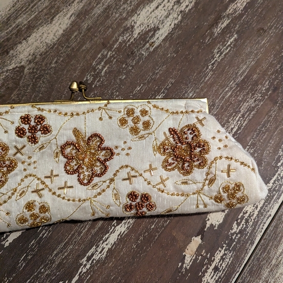 Vintage beaded clutch white linen and gold beads - Picture 3 of 15